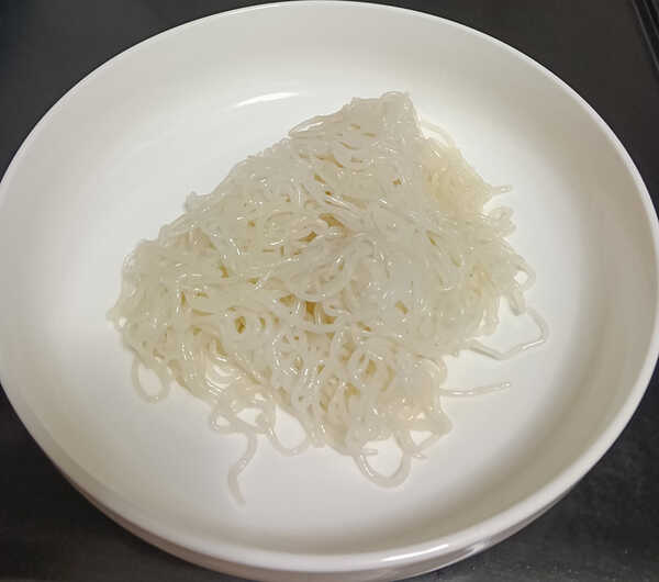 ราดหน้าแซลมอนเส้นบุก เมนูอาหารจานเดียว สูตรอาหาร
