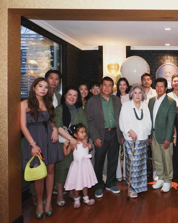 นุ่น วรนุช โพสต์ภาพครอบครัวภิรมย์ภักดี ฉลองวันเกิดคุณพ่อสามี ต๊อด ปิติ