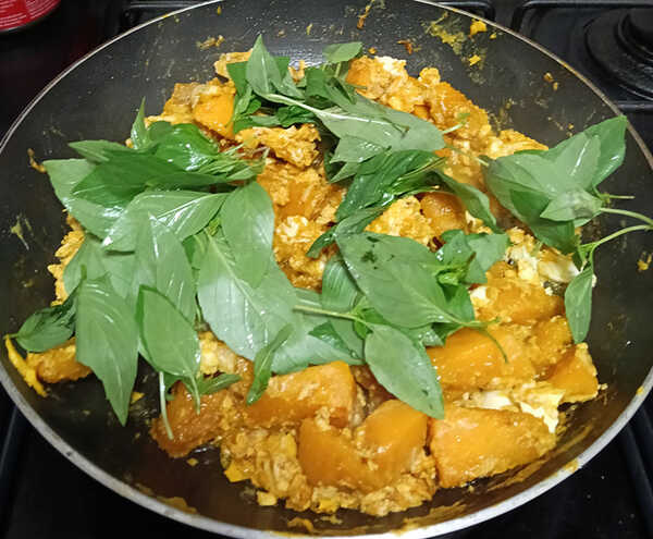 ฟักทองผัดไข่นางพญาร้อยชู้ ฟักทองผัดไข่ใบโหระพา สูตรฟักทองผัดไข่ เมนูอาหาร