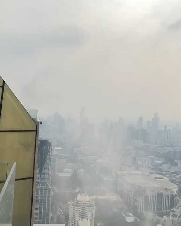 ฉีดน้ำไล่ฝุ่นบนตึกใบหยก