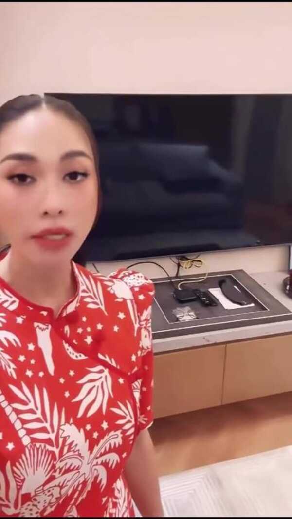 พลอย เฌอมาลย์ พาทัวร์คอนโดหรูกลางเมือง