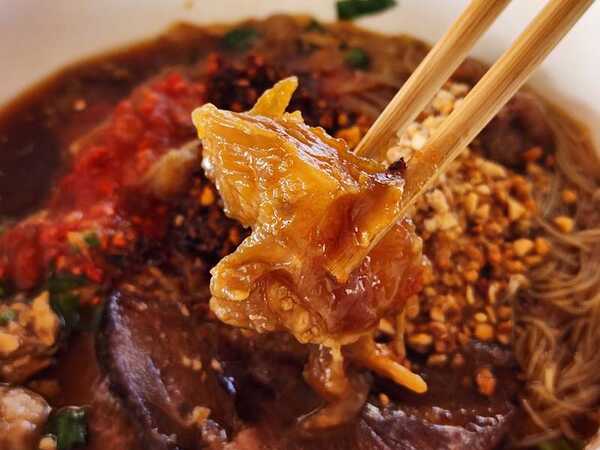 ก๋วยเตี๋ยวอุ่นไอรัก By กอบกุล
