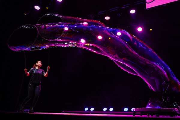 Gazillion Bubble Show โชว์ฟองสบู่