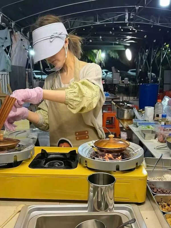 จ้าวลู่ซือ ภาพยืนขายขนมในตลาดนัด