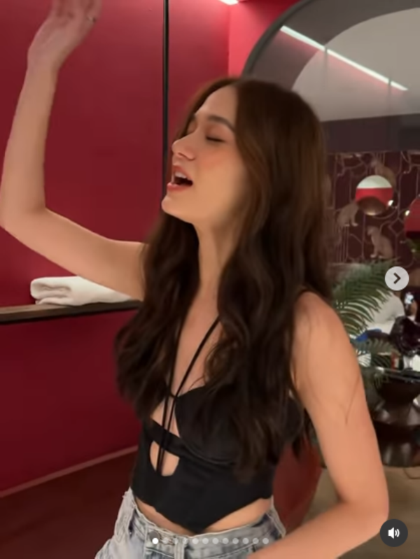  วี วิโอเลต โพสต์คลิปโชว์ร้องสดรัว ๆ 