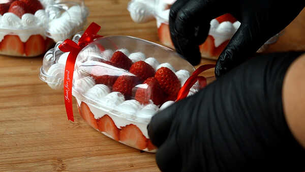 สูตรเค้กสตรอว์เบอร์รีในกล่องลูกกวาด สูตรเค้ก เค้กสตรอว์เบอร์รี สูตรขนม