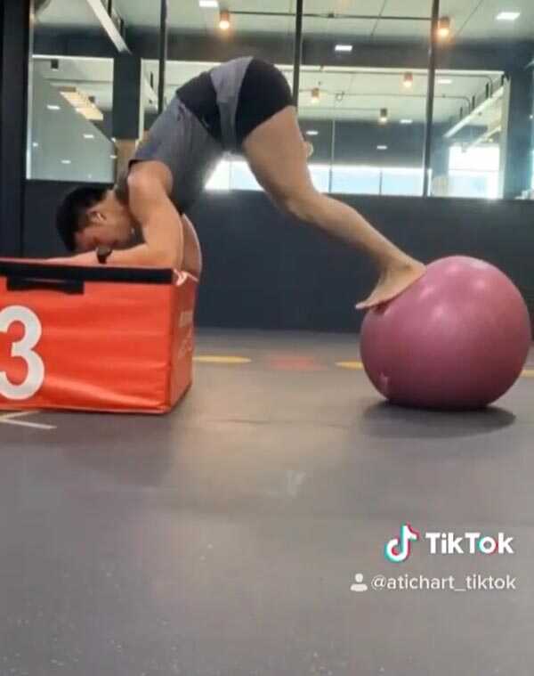 อั้ม อธิชาติ