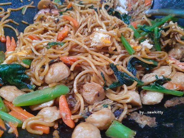 2 เมนูเส้น มาม่าผัดไก่ใส่ซอสเทอริยากิและหมี่เหลืองผัดกุ้ง อาหารจานเดียว สูตรอาหาร
