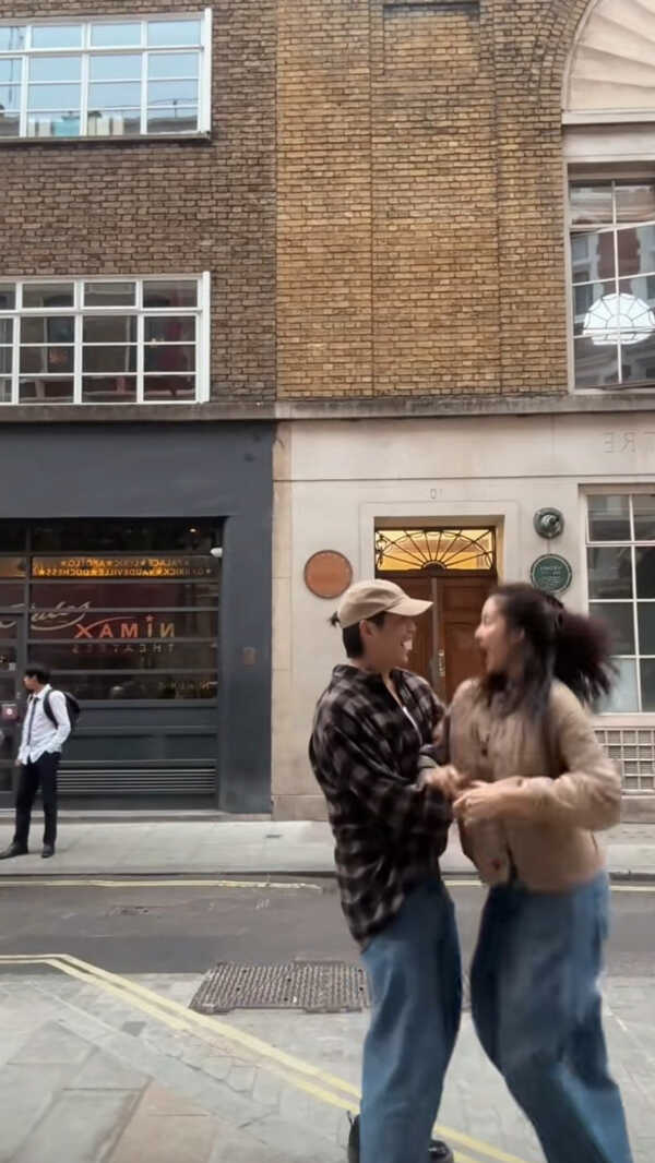 โบว์ ถึงกับเหวอ อาเล็ก บินเซอร์ไพรส์ถึงลอนดอน