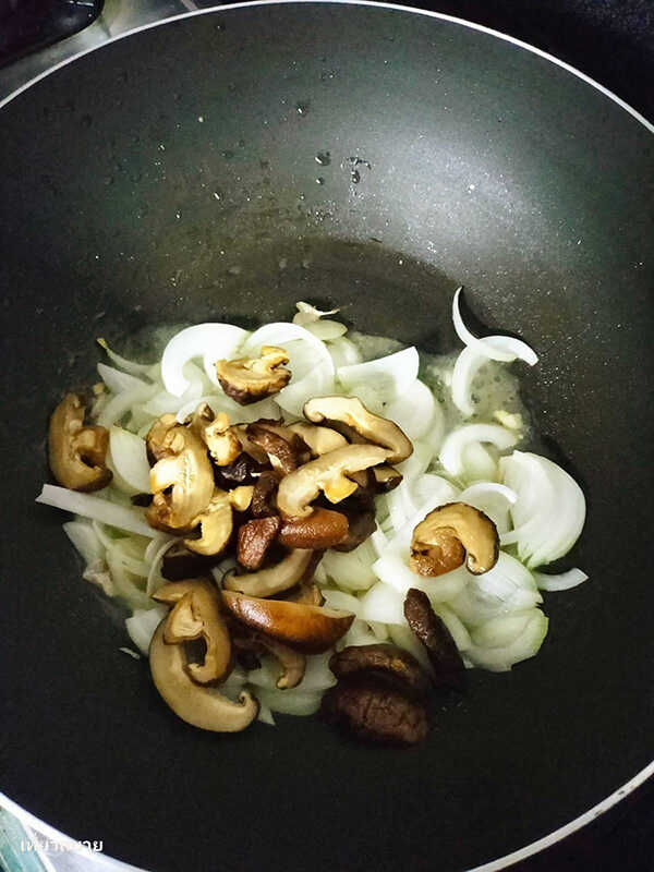 เต้าหู้ไข่ผัดผงกะหรี่ใส่เห็ดหอม เมนูเต้าหู้ไข่ อาหารไทย สูตรอาหาร