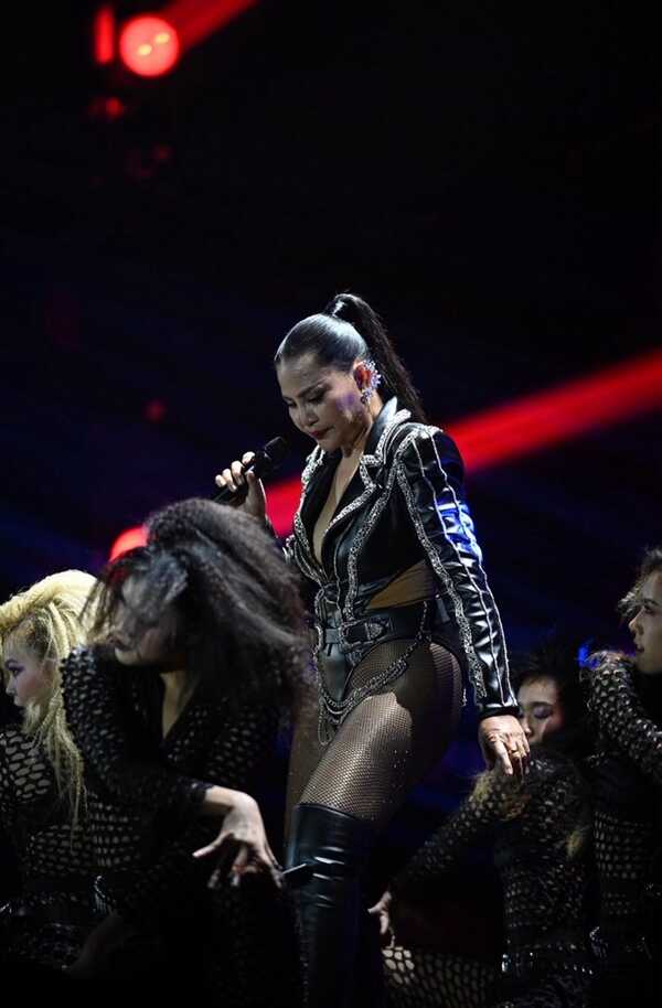 สุนารี ราชสีมา โชว์หุ่นเซ็กซี่บนเวทีสามตัวบน คอนเสิร์ต