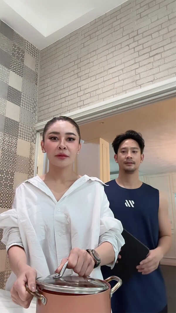 เป็กกี้ ศรีธัญญา รักใหม่หวานฉ่ำ อวดโฉมแฟนหนุ่ม 