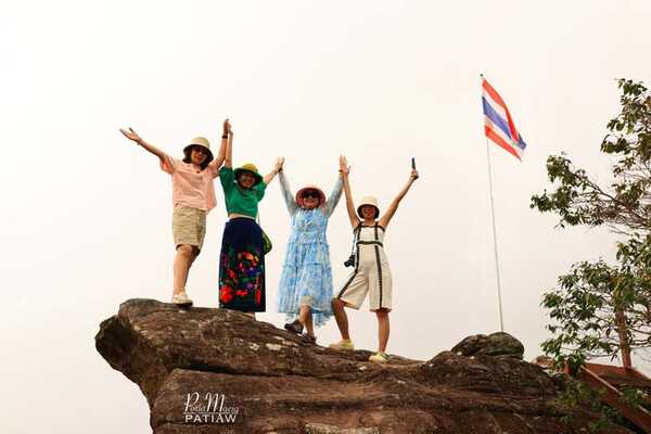 ลานหินปุ่ม ผาชูธง
