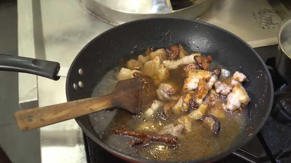 พะโล้หมูสามชั้น 
