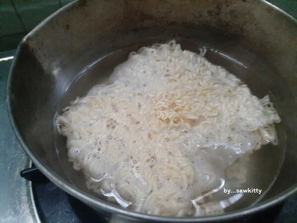 2 เมนูเส้น มาม่าผัดไก่ใส่ซอสเทอริยากิและหมี่เหลืองผัดกุ้ง อาหารจานเดียว สูตรอาหาร