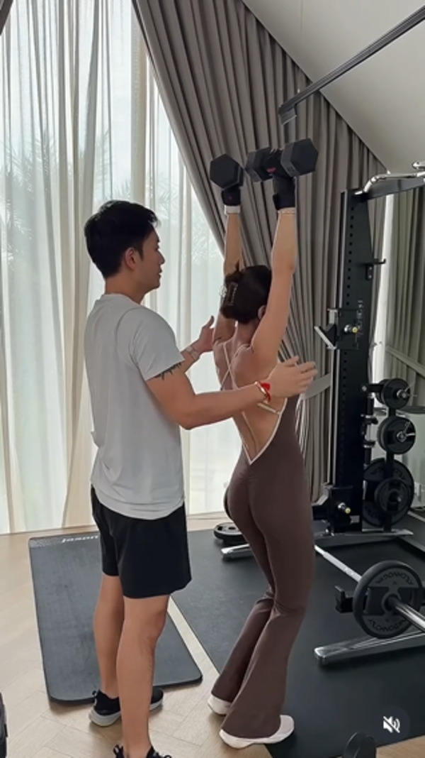 เนย โชติกา ชุดออกกำลังกายอวดก้นเด้ง