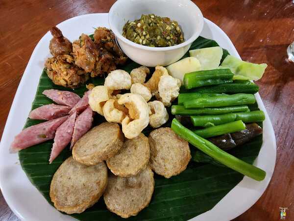 ร้านอาหารเฮือนเพ็ญ