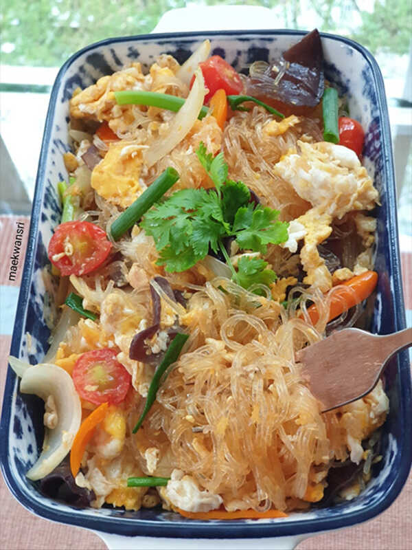 ผัดวุ้นเส้นใส่ไข่