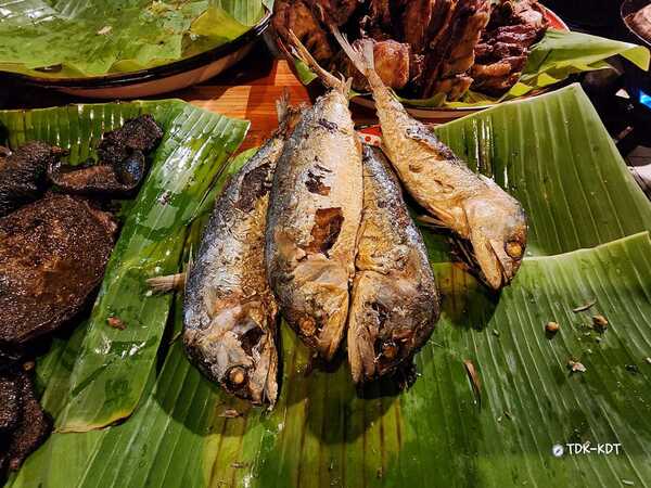 ข้าวนึ่งไก่ทอดเที่ยงคืน ปลาทูทอด