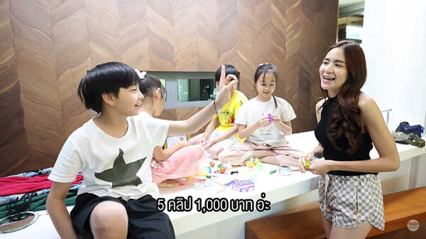 พลอย ชิดจันทร์ 