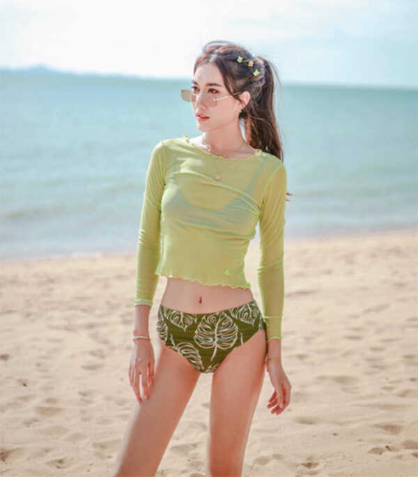 เบส รักษ์วนีย์ ชุดว่ายน้ำ