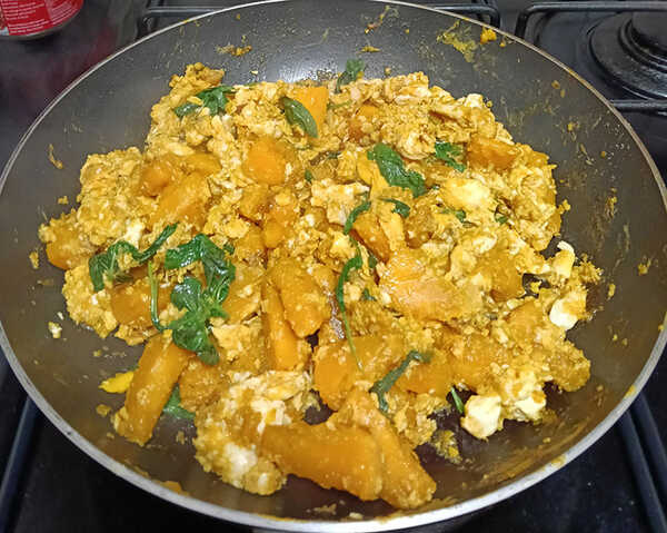 ฟักทองผัดไข่นางพญาร้อยชู้ ฟักทองผัดไข่ใบโหระพา สูตรฟักทองผัดไข่ เมนูอาหาร