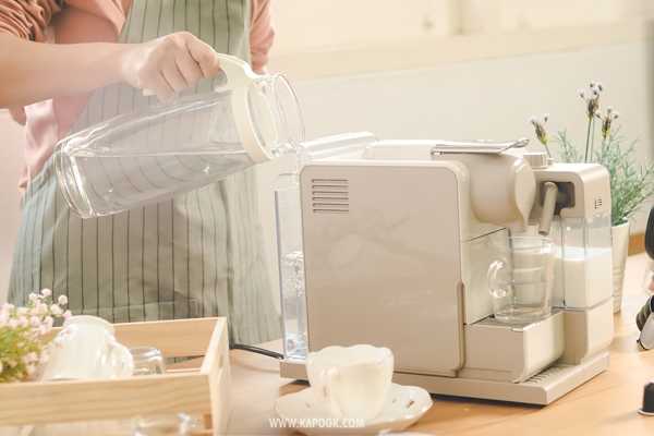 เทน้ำลงในเครื่องชงกาแฟ Nespresso Capsule