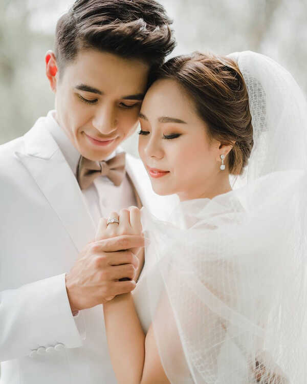 นิว ชัยพล ควงแขน เมษา เข้าพิธีหมั้น