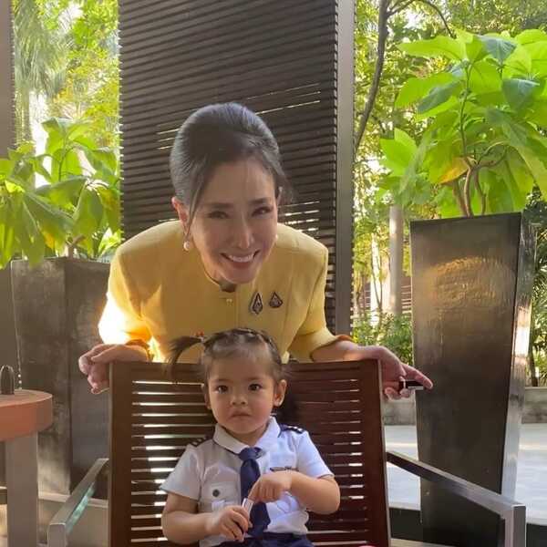อาภัสรา หงสกุล