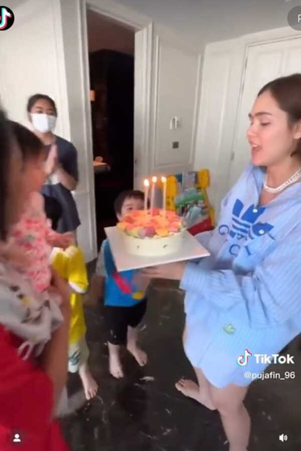 ชมพู่ อารยา