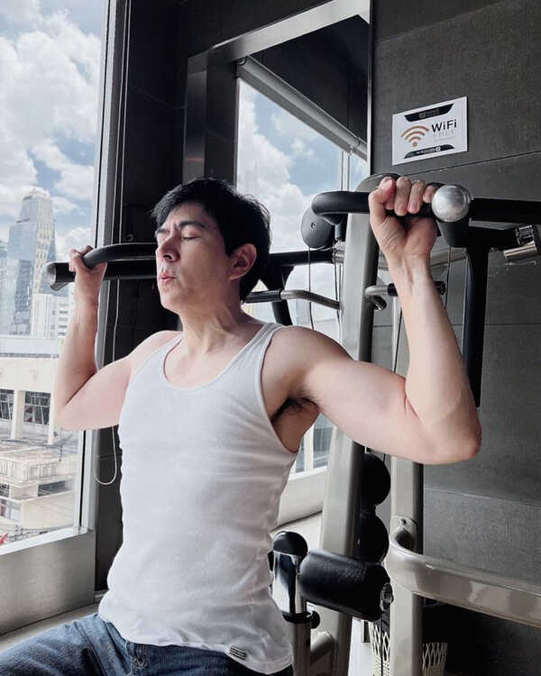 แซม ยุรนันท์
