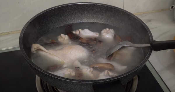 กระเพาะปลาน้ำแดง