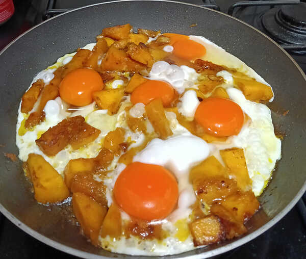 ฟักทองผัดไข่นางพญาร้อยชู้ ฟักทองผัดไข่ใบโหระพา สูตรฟักทองผัดไข่ เมนูอาหาร