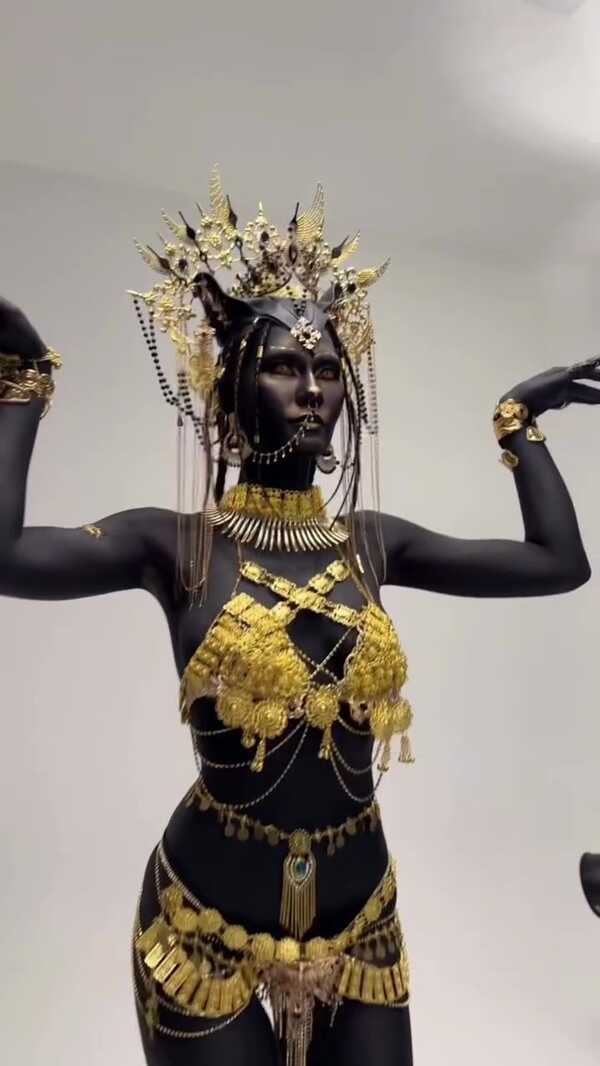 น้ำตาล ชลิตา  แต่งเป็น เทพเจ้าแมว สุดแซ่บรับฮาโลวีน 