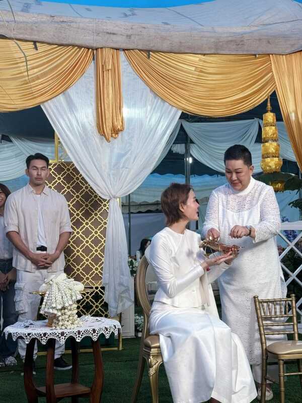 อั้ม อธิชา ร่วมพิธีบวช เจนี่ เทียนโพธิ์สุวรรณ