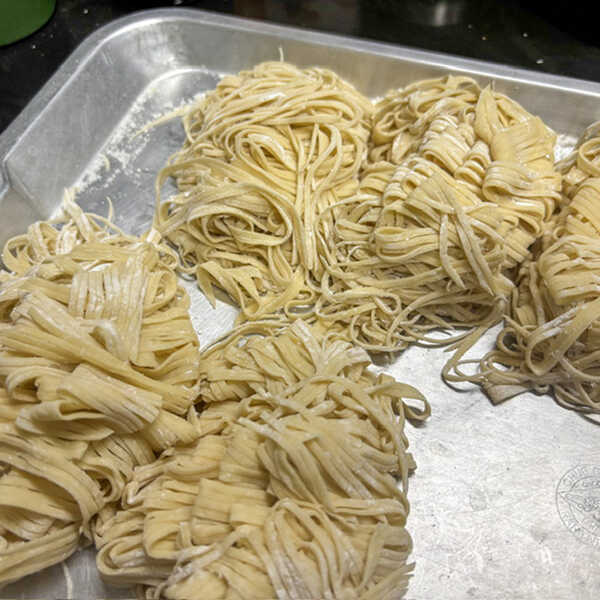 ราเมงเกี๊ยวหมูหางยาว ซุปไก่ กับปีกไก่ตุ๋นซอส เมนูเส้น อาหารจานเดียว เกี๊ยวหมู สูตรอาหาร