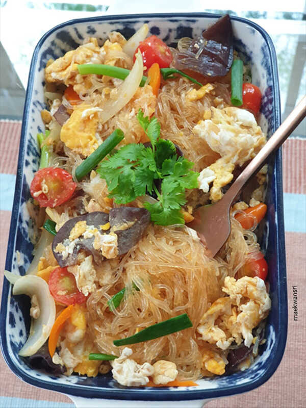 ผัดวุ้นเส้นใส่ไข่