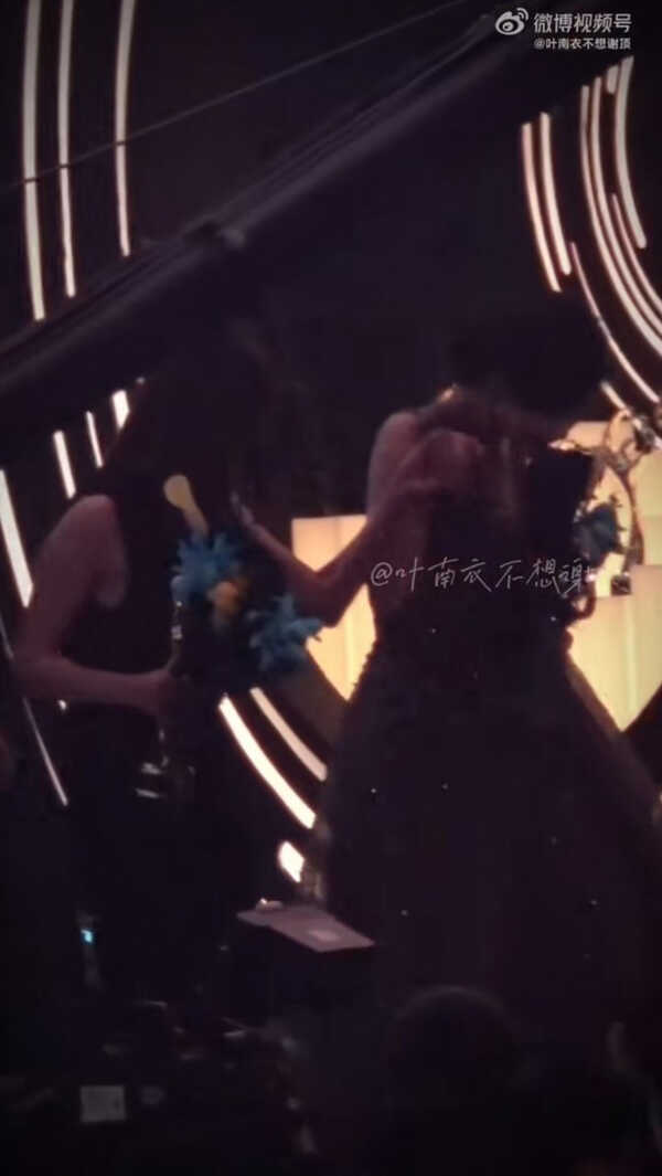  เปิดโมเมนต์ ใบเฟิร์น ช่วย เมิ่งจื่ออี้ นางเอกดัง ในงานที่จีน