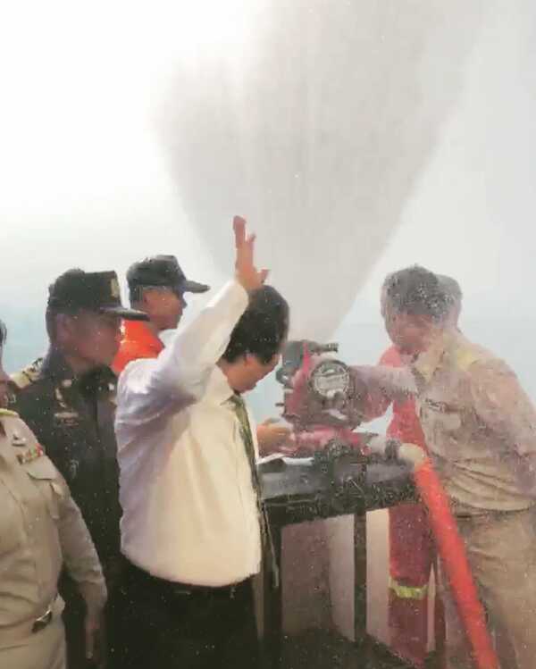 ฉีดน้ำไล่ฝุ่นบนตึกใบหยก