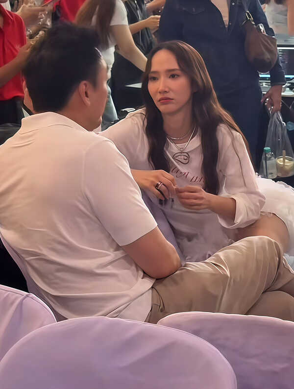 เปิดโมเมนต์ อั้ม-ไฮโซพก เจอกันงาน Aumaum Event 