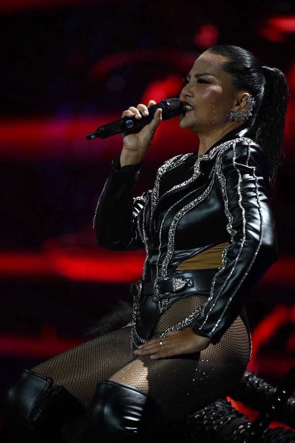 สุนารี ราชสีมา โชว์หุ่นเซ็กซี่บนเวทีสามตัวบน คอนเสิร์ต