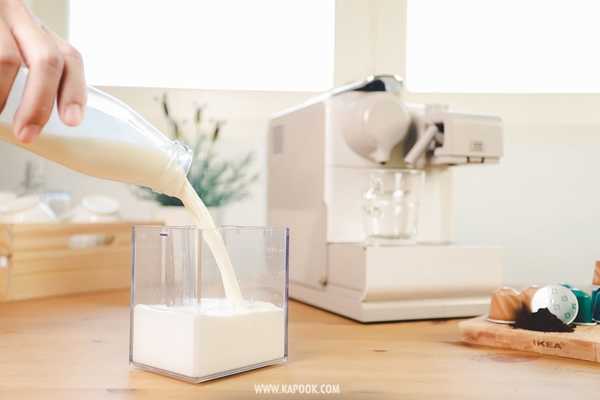 เทนมลงไปในเครื่องชงกาแฟ Nespresso Capsule