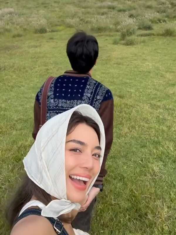 ปราง กัญญ์ณรัณ จูงมือ โอบ โอบนิธิ เที่ยวทุ่งหญ้ากลายเป็นสีชมพู 