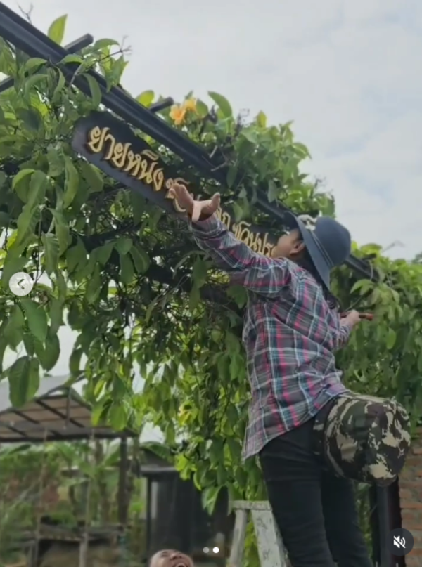 ยายหนิง แม่ชมพู่ อารยา ถือฤกษ์วันดีขึ้นป้ายหน้าสวน