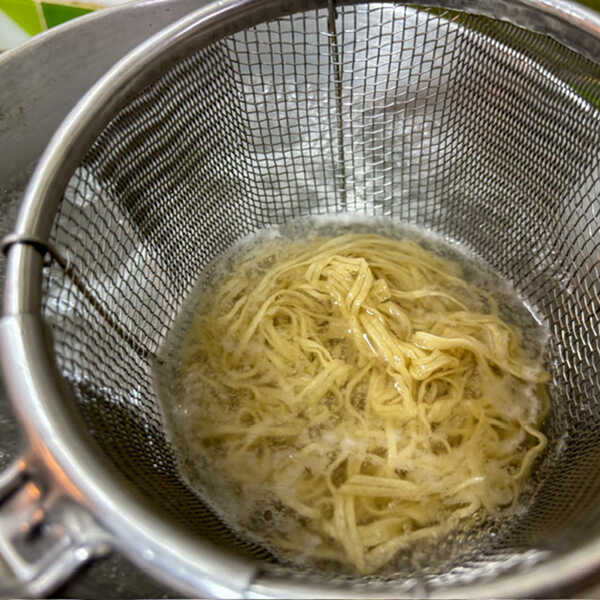 ราเมงเกี๊ยวหมูหางยาว ซุปไก่ กับปีกไก่ตุ๋นซอส เมนูเส้น อาหารจานเดียว เกี๊ยวหมู สูตรอาหาร