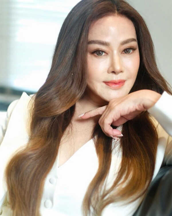 น้องฉัตร ช่างแต่งหน้า