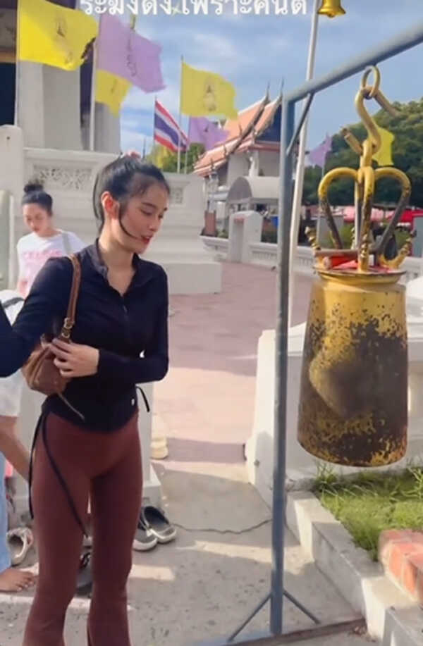 ชุด เก๋ไก๋ สไลเดอร์ เข้าวัด