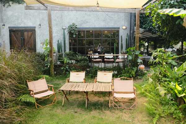 The Tropical Eco-Cafe