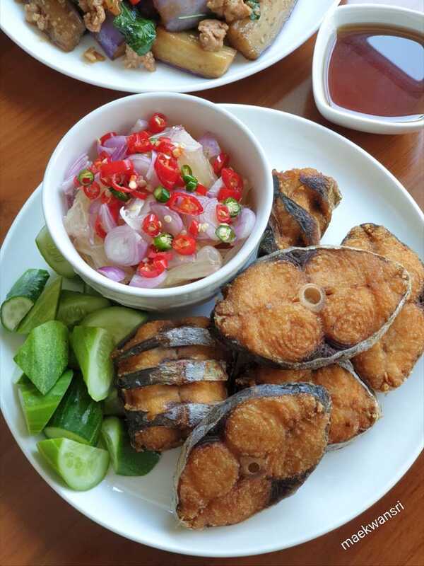 Fried Mackerel with Fish Sauce A menu of fried fish with firm texture and spicy pomelo salad.