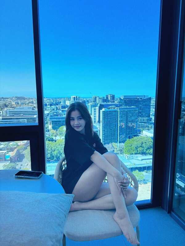 ลำใย ไหทองคำ อวดลุควันหยุดชิล ๆ แต่ท่าโพสแซ่บซู้ดปาก